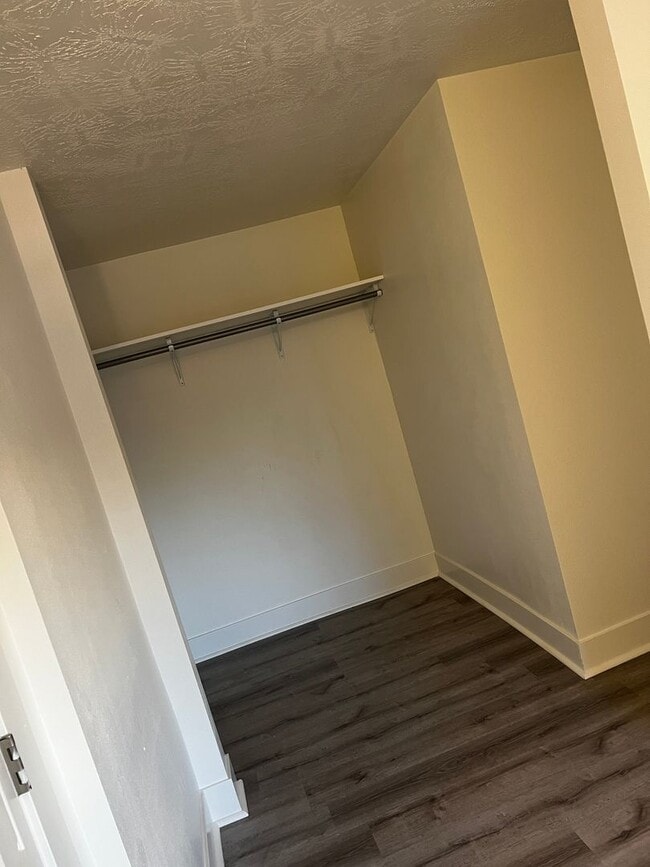 Building Photo - $950 Deposit $950 Rent