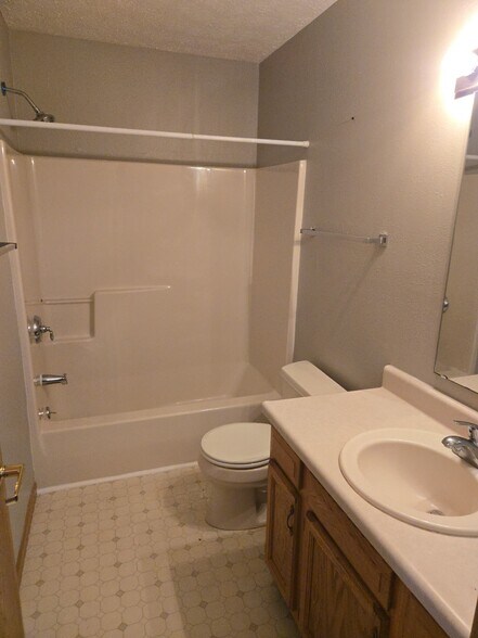 Building Photo - 2022 Bridgewater Cir