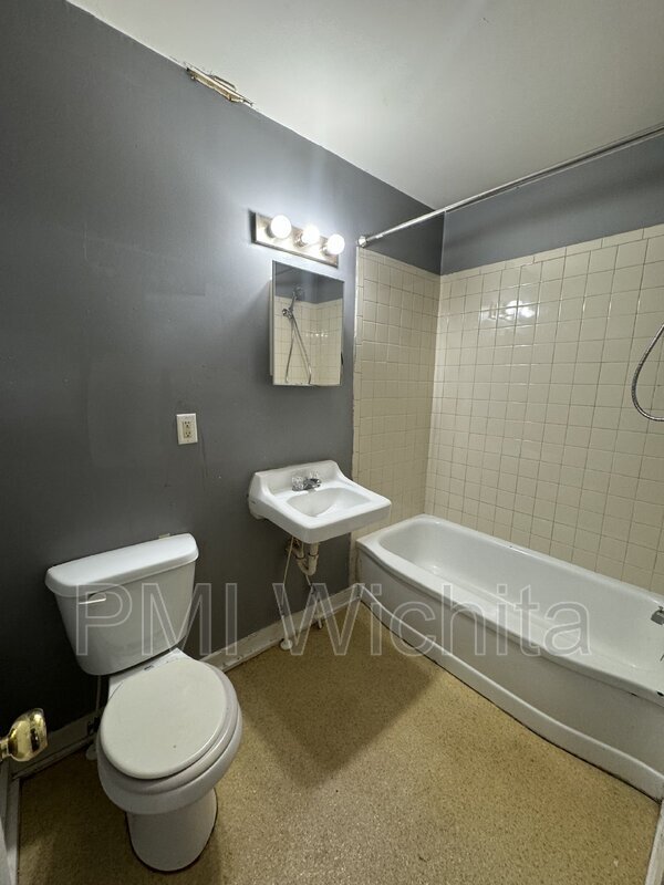 Building Photo - 824 S Water St