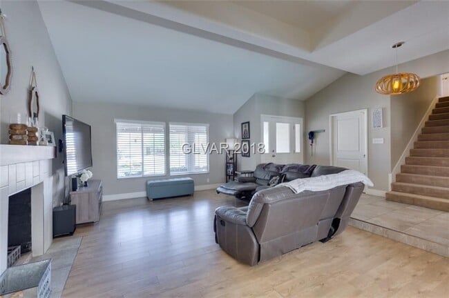 Building Photo - 6BD/5BA!! POOL/SPA!!