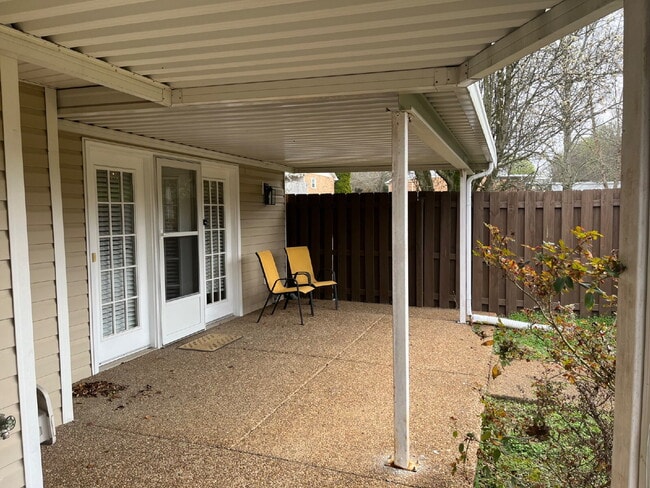 Building Photo - 135 Lake Chateau Dr