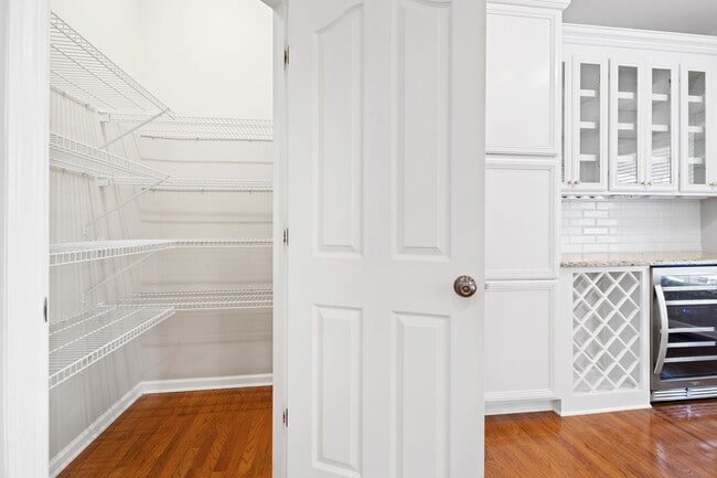 Building Photo - Beautiful 5 Bedroom Home in Dansforth Neig...