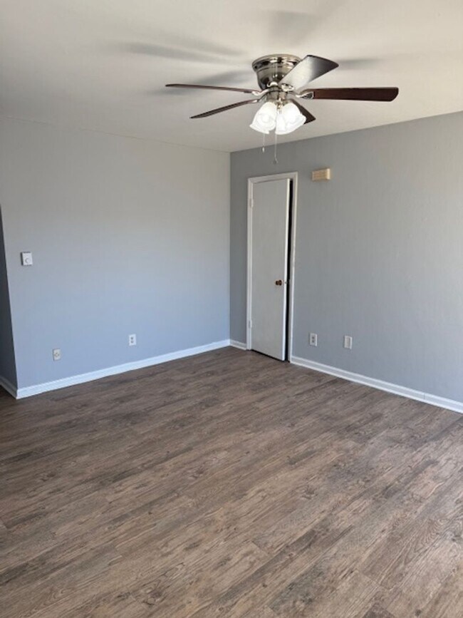 Building Photo - Spacious 2-Bedroom, 1-Bath Unit in Central Norfolk