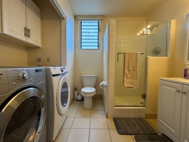 Building Photo - Spacious 2 Bed/2 Bath/2 Lanai Furnished Penthouse Unit at Kaiolu Sunrise