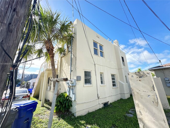 Building Photo - 1944 Taylor St