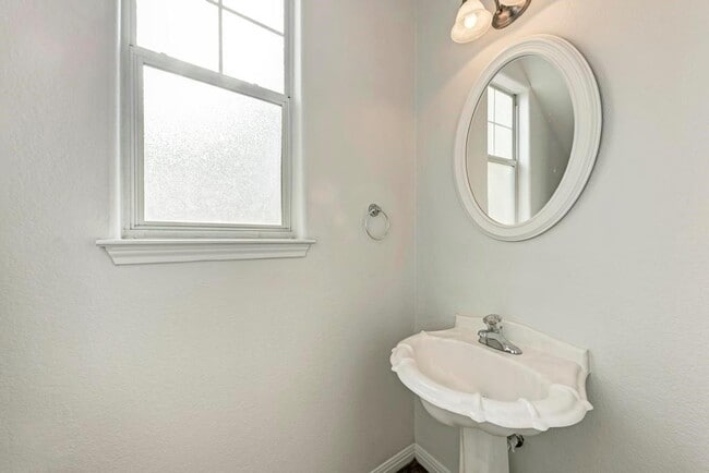 Building Photo - 1906 W 42nd St