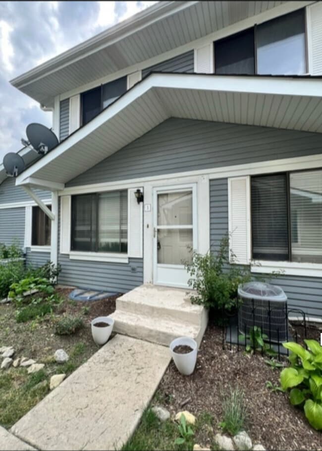 Primary Photo - 2S763 Winchester Cir E