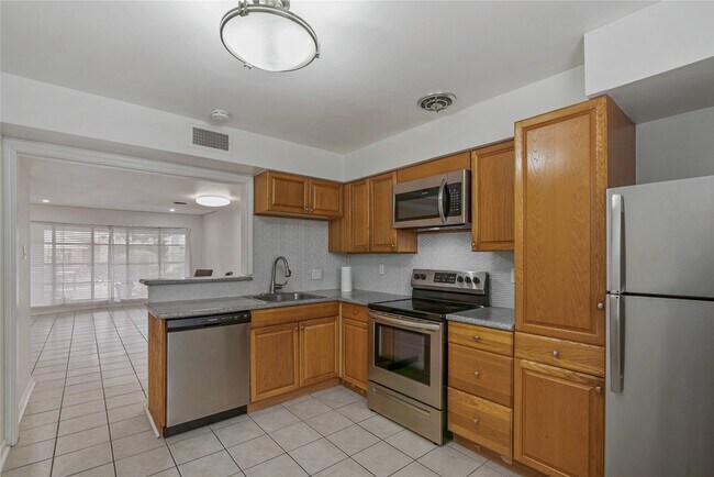 Building Photo - 2727 Briarhurst Dr