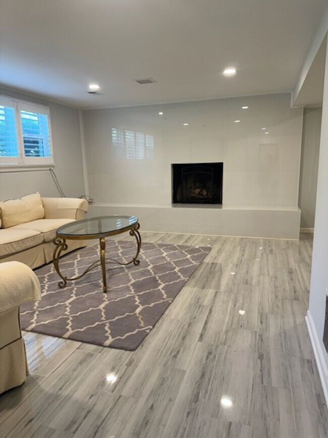 Building Photo - Gorgeous, fully remodeled 5 bed 3 bath centrally located in Great Falls