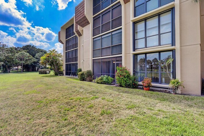 Building Photo - 5390 Woodland Lakes Dr