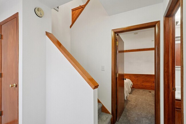 Building Photo - Serenity and Views with this 3 bedroom/3Bathroom Townhome in Buffalo Ridge