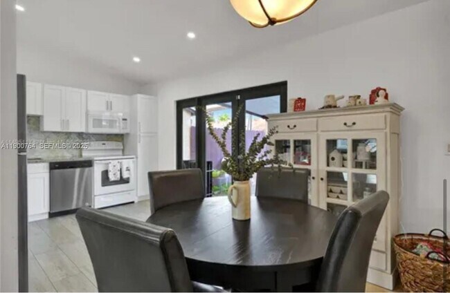 Building Photo - 4800 SW 136th Pl