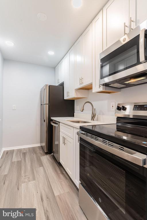 Building Photo - 8708 Village Square Dr