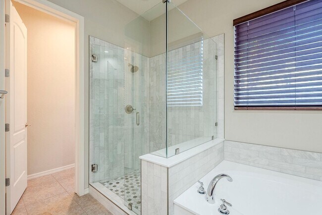Building Photo - Stunning 4 bed 2.5 bath home with pool, in...