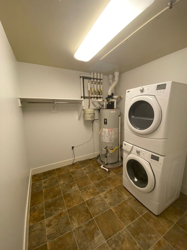 Building Photo - Updated One Bedroom Condo at The Peloton. ...