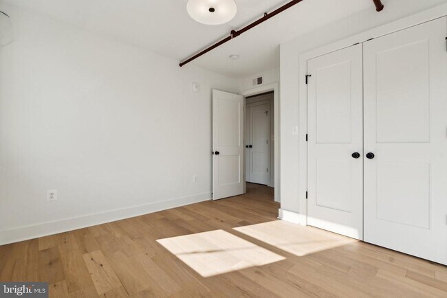 Building Photo - 901 King St