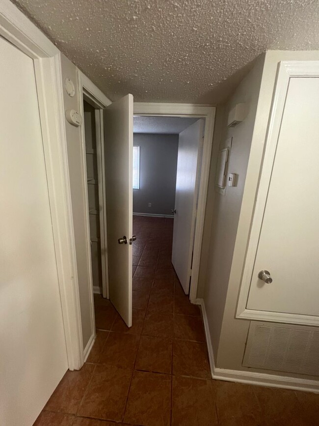Building Photo - 2 Bedroom/ 1 Bathroom $1150.00
