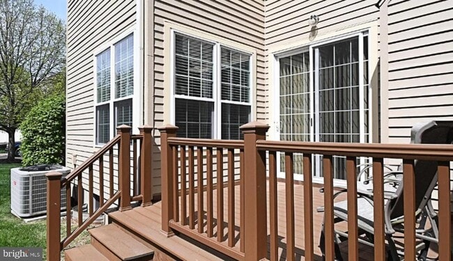 Building Photo - 235 Pinecrest Ln