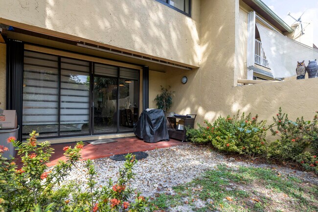 Building Photo - 720 E Coco Plum Cir