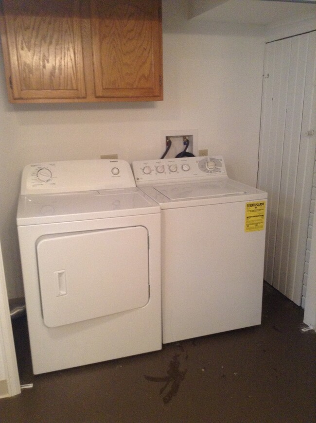 Building Photo - 2 BEDROOM, PLUS 2 BONUS ROOMS, 2 BATHROOM ...