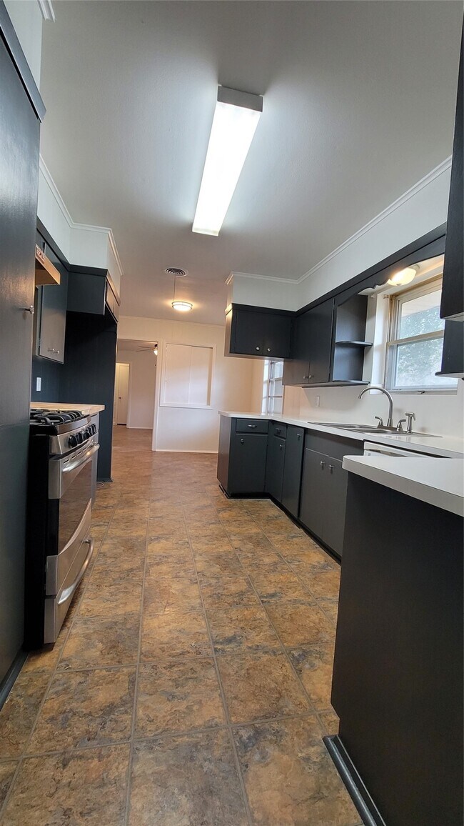 Building Photo - 801 Rosewood Dr