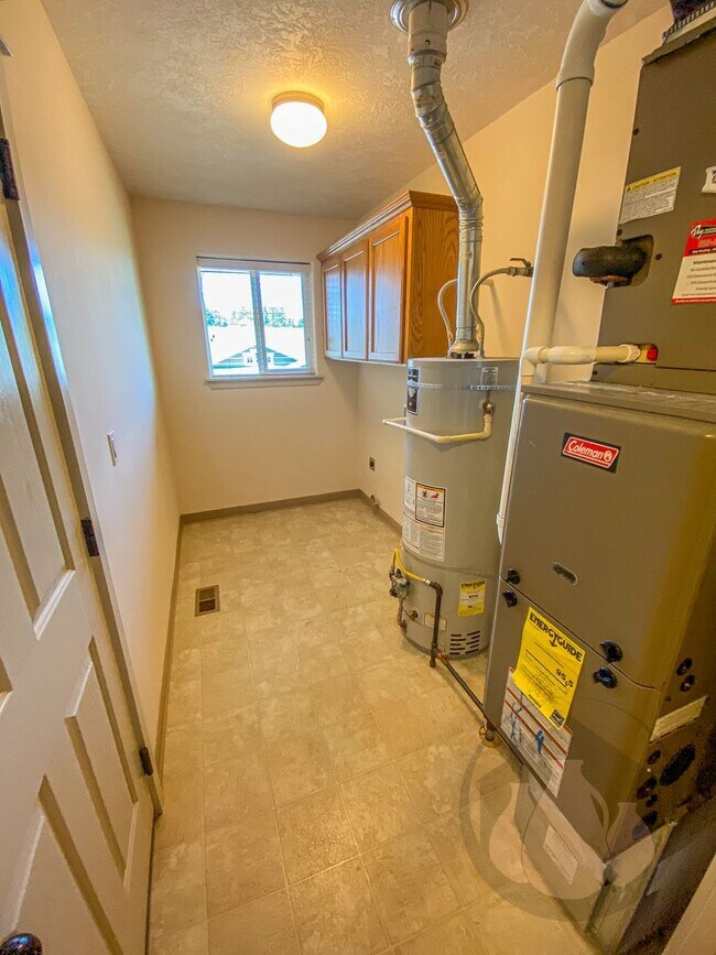 Building Photo - Gorgeous and Spacious South Salem Home