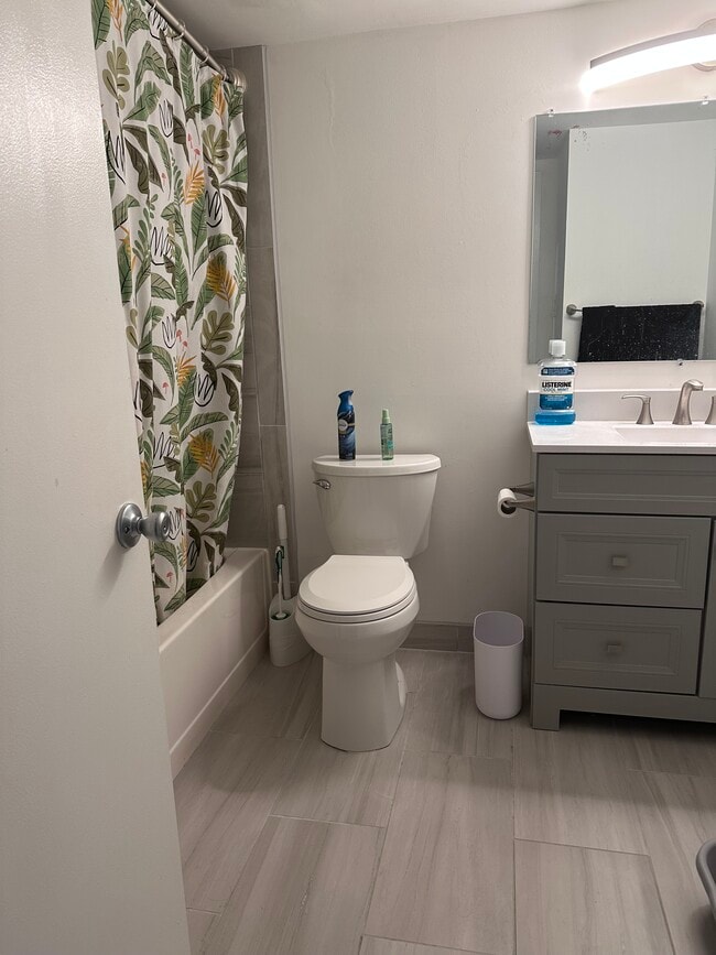 Building Photo - 423 Christopher Ave