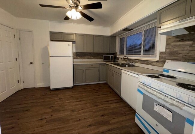 Building Photo - 2363 E Maple Rd