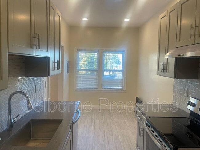 Building Photo - 507 Forest St