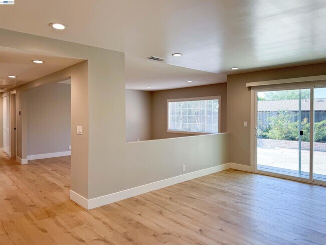 Building Photo - 2071 Seacliff Dr