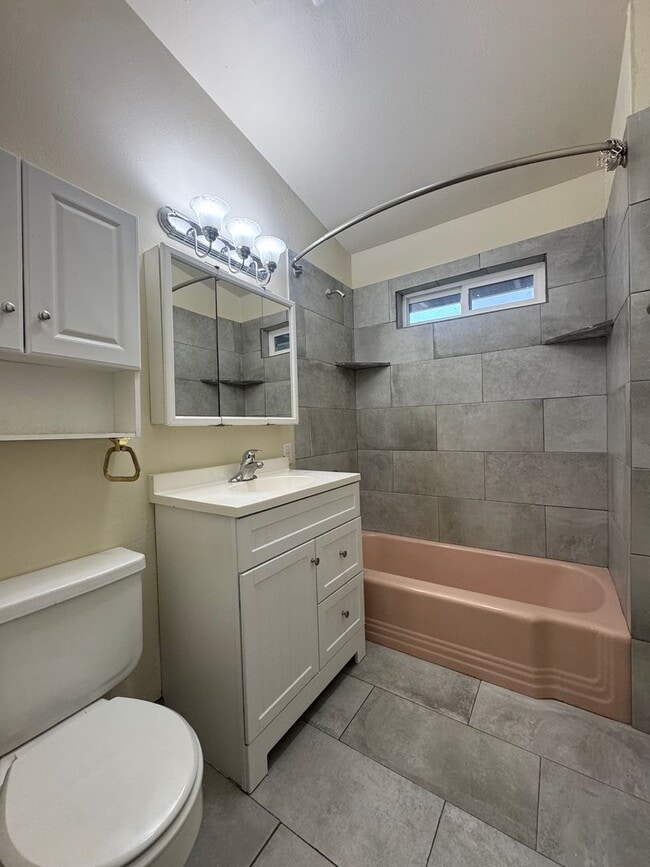 Building Photo - (HAR2) 2 Bedroom, 1 Bath Single Family Home