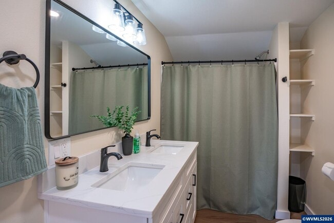 Building Photo - Fully Remodeled 2 Bedroom on a corner lot!