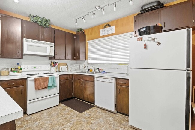 Building Photo - 204 Ruby Hubbard Way