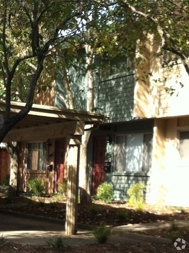 Building Photo - $500 OFF FIRST MONTH'S RENT-Two Story Cond...