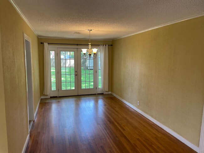 Building Photo - Broadmoor Home, 3 Beds, 2 Baths