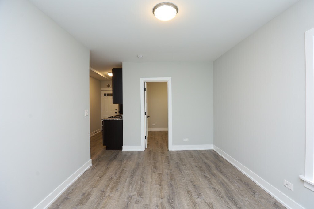 Building Photo - 735 W Brompton Ave
