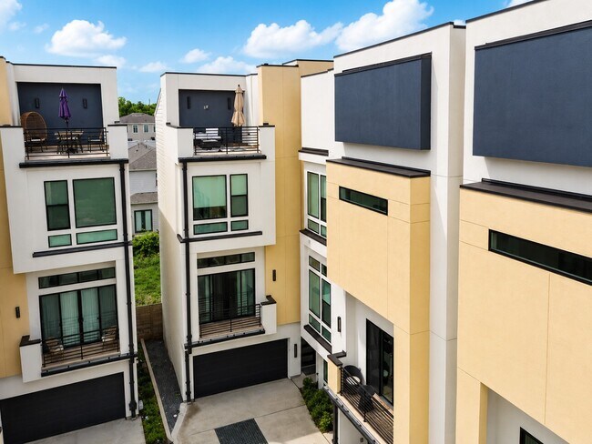 Building Photo - 3511 Hutchins St