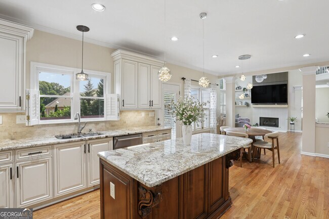 Building Photo - 2059 Sugar Springs Dr