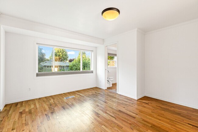 Building Photo - 4 bedroom 2.5 bath with office space.