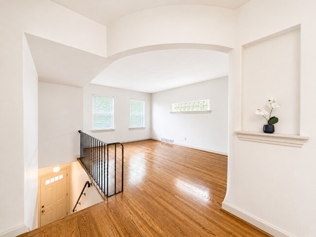 Building Photo - 4633-4635 Jamieson Avenue