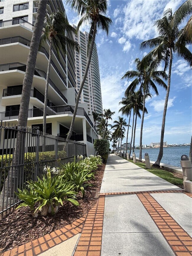Building Photo - 540 Brickell Key Dr