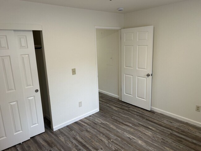 Building Photo - NB 463