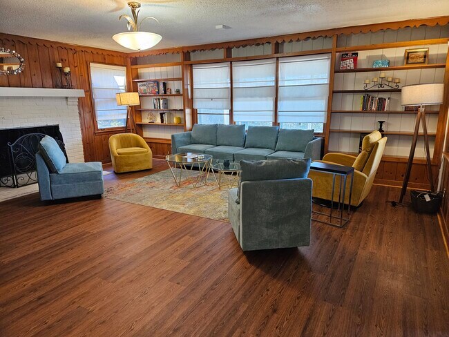 Building Photo - 1857 E Holmes Rd