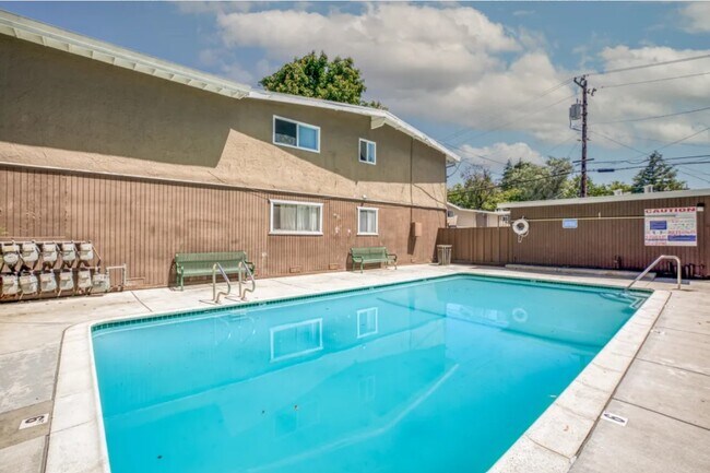 Lexington - Community Pool - Regency & Lexington