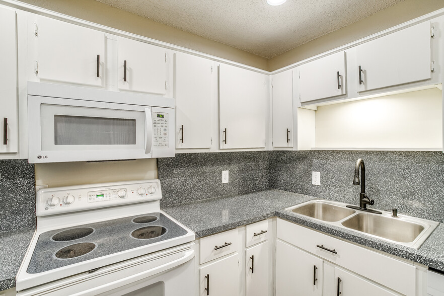 Building Photo - 1104 Sproles Dr