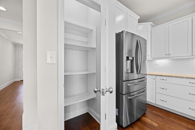 Building Photo - MAINTENANCE FREE, LUXURY TOWNHOME IN FARRA...