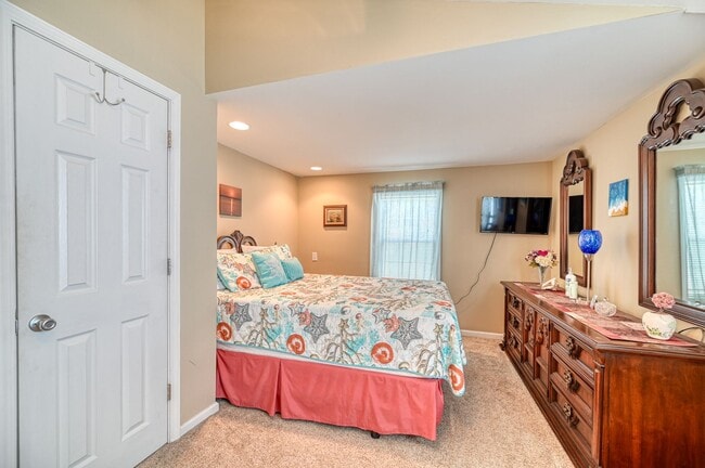 Building Photo - FURNISHED OFF-SEASON RENTAL AVAILABLE STAR...