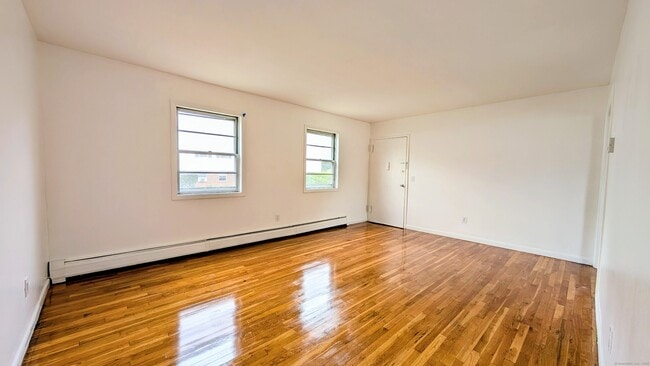 Building Photo - 14 Fairview Dr