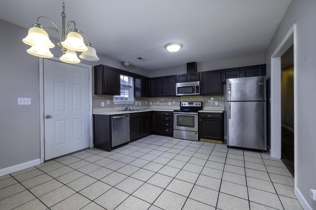 Building Photo - 3BR Home Near N. Marine Blvd with Fenced Backyard