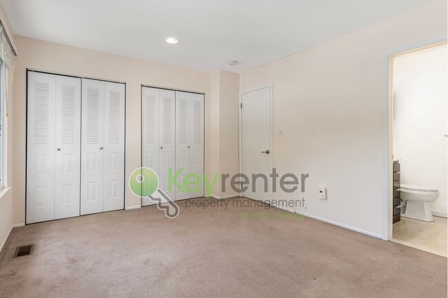 Building Photo - Resort-Style Living in Deer Run – Golf Course Access, Pool, Tennis & Private Patio